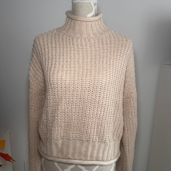 Cutest knit sweater brand new condition perfect for fall and winter - Picture 4 of 6
